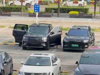 小米澎程SkyNomad N90实车与问界M9罕见同框,后门开角有惊喜